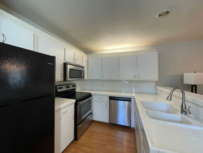 Building Photo - RARE Lake Oswego Bay Community 2Bd/2Ba in ...