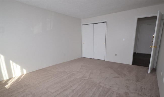 Building Photo - 545 Calef Rd