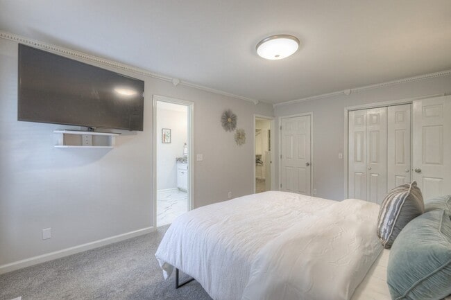 Building Photo - 204 Hogan Ln