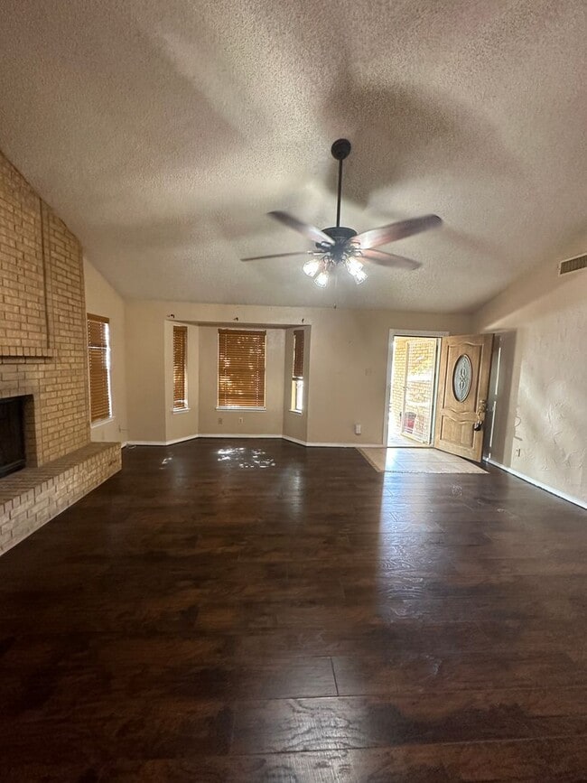 Building Photo - Very nice 3 bedroom 2 bath