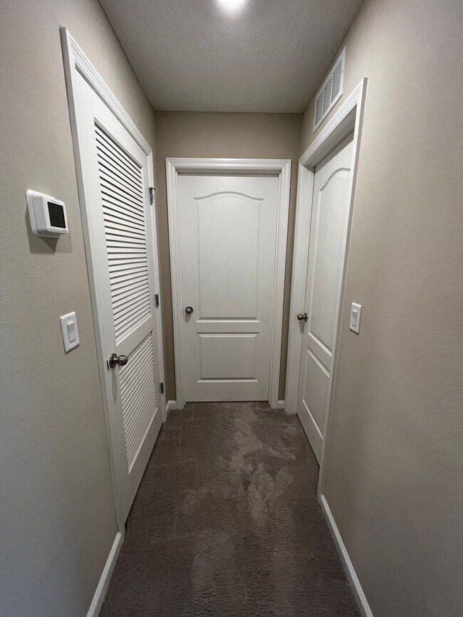 Building Photo - Beautiful 3 Bed 2.5 Bath Townhome with att...