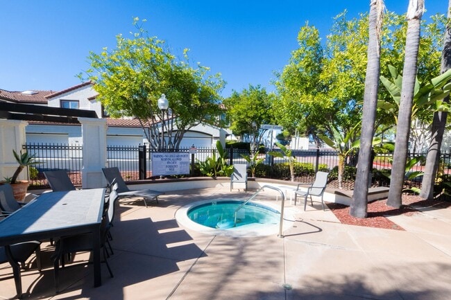 Building Photo - Beautiful 2 bed 2.5 bath condo available n...