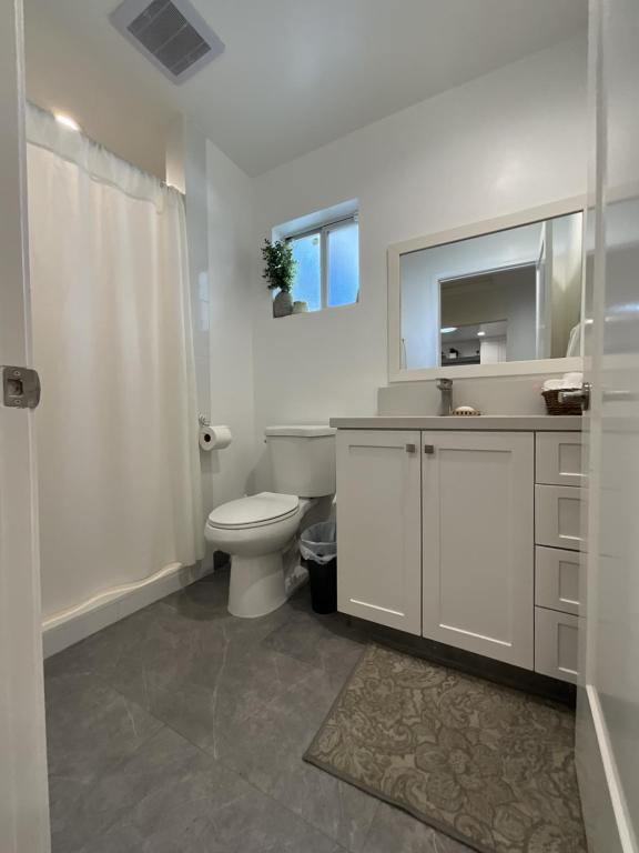 Building Photo - 18427 Delano St