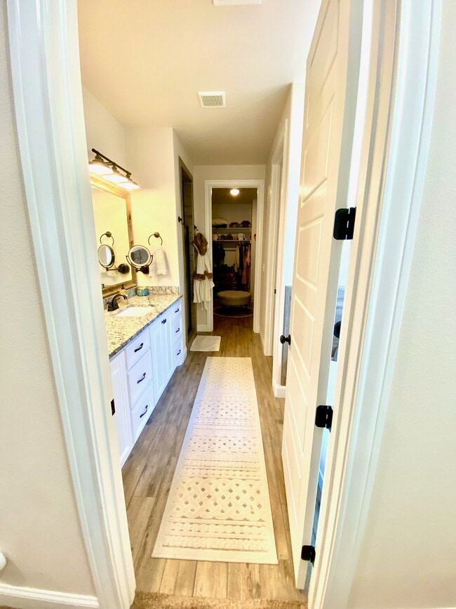 Building Photo - 1215 Desert Rose Dr