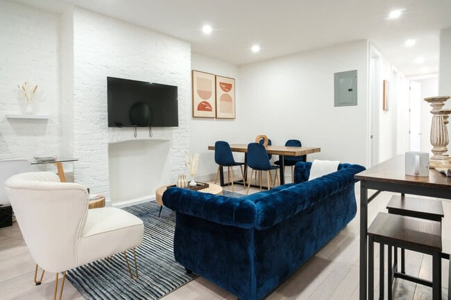 Building Photo - 402 E 11th St