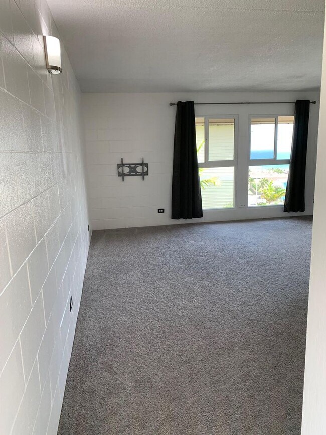 Building Photo - Central location 1 bedroom/1 bathroom with ocean view