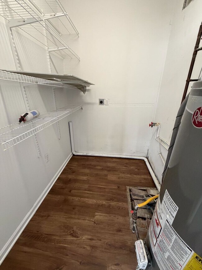 Building Photo - Freshly Renovated Home in Convenient Location!