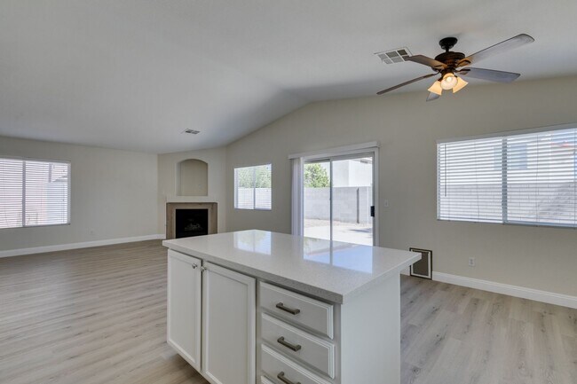 Building Photo - Stunning 3 bedroom, 2 bathroom house located in Silverado Ranch.