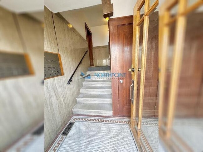 Building Photo - Amazing Top Floor 2bedroom w/Den Plaza Con...