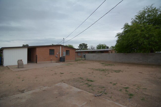 Building Photo - Updated 2 Bedroom 1 Bath! Located in Convenient Central Tucson Location!