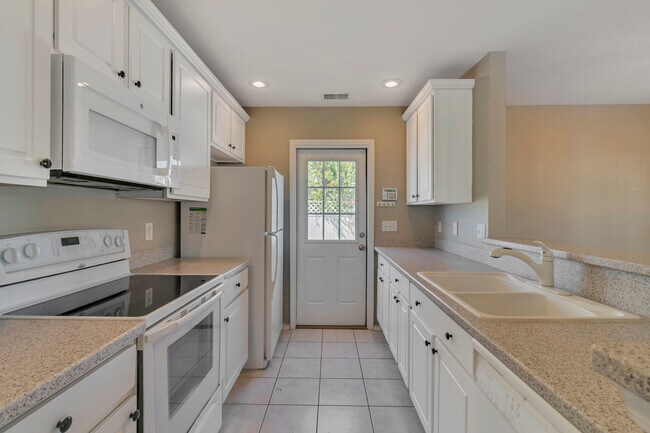Building Photo - 19 Bushwood Dr