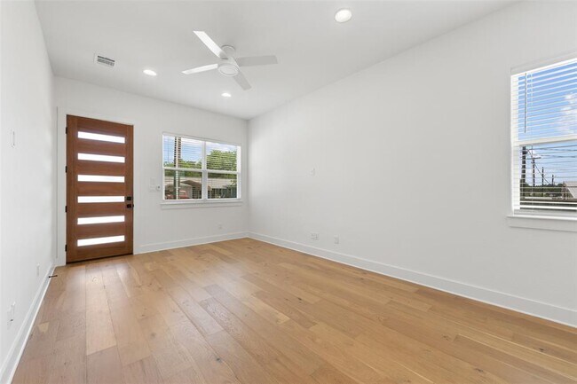 Building Photo - 308 E 20th St