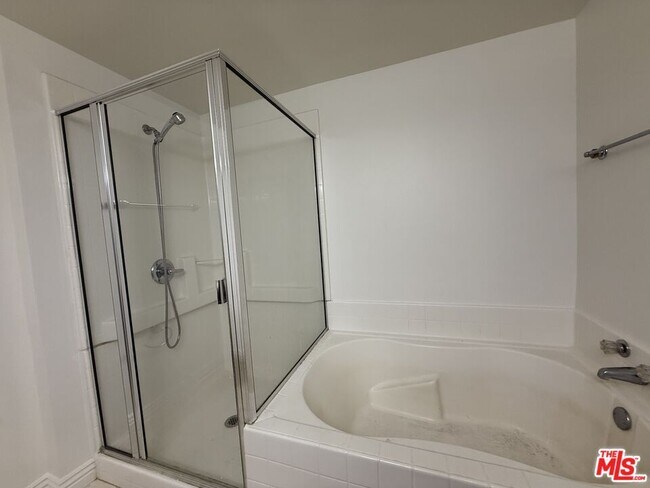 Building Photo - 982 S New Hampshire Ave