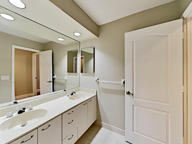 Building Photo - 1076 Deerwood Ln