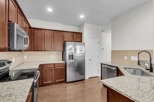 Building Photo - Spacious Summerville Home Near Historic Downtown