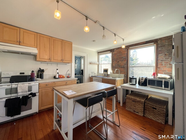 Building Photo - 272 St John St