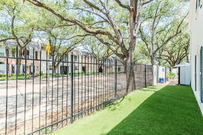 Building Photo - 8638 Oakford Dr