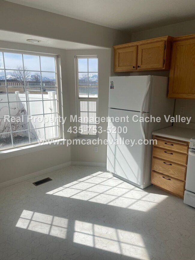 Building Photo - 328 280 N