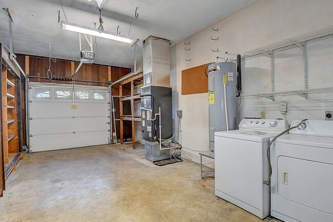 Building Photo - 3 BDRM / 2.5 BATH with FENCED BACKYARD - WINDSOR WOODS!