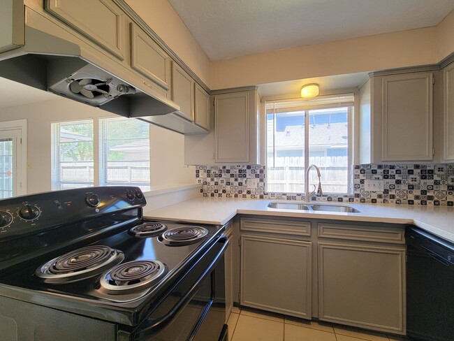 Building Photo - Three bedroom 2 full bath duplex style hom...