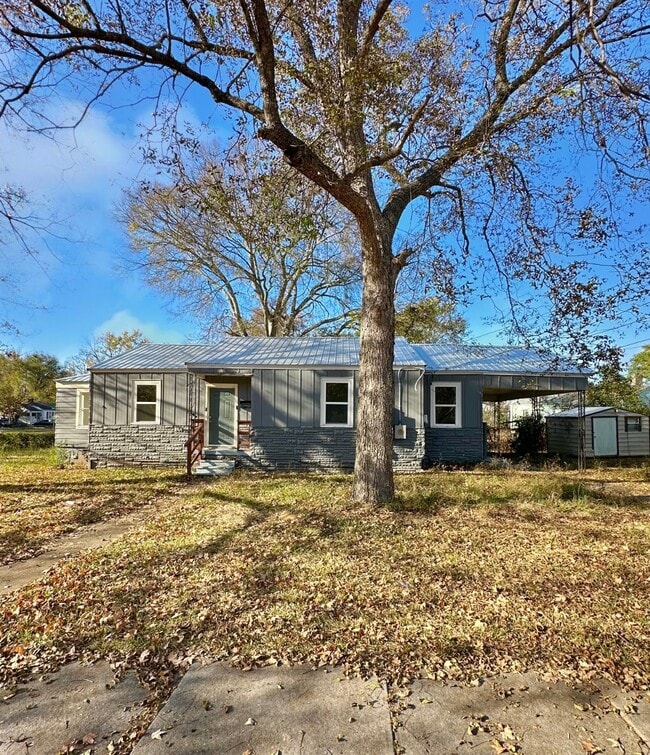 Primary Photo - 2026 Lee Ct SW