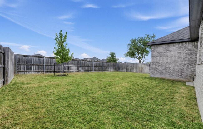 Building Photo - 209 Swinging H Ln