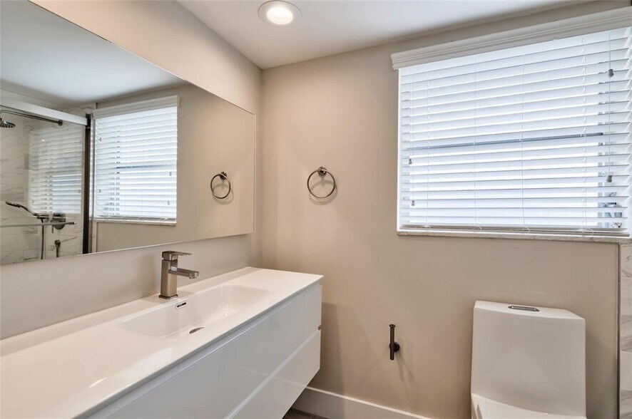 Building Photo - 2800 N Palm Aire Dr