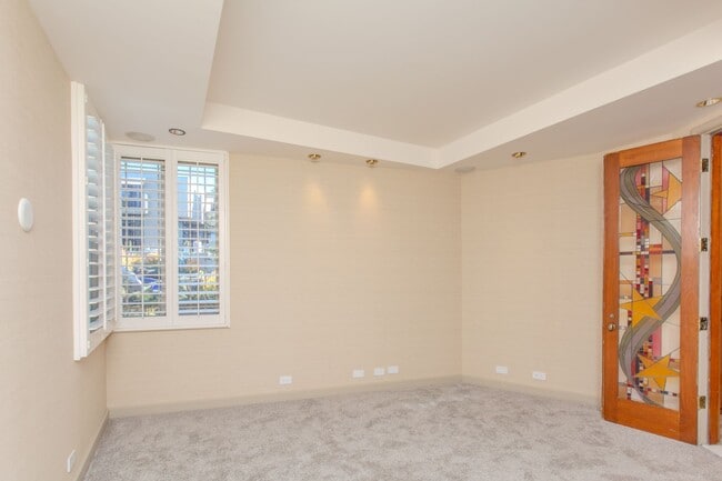 Building Photo - Extraordinary 5-Bed / 5-Bath Oceanfront Pr...