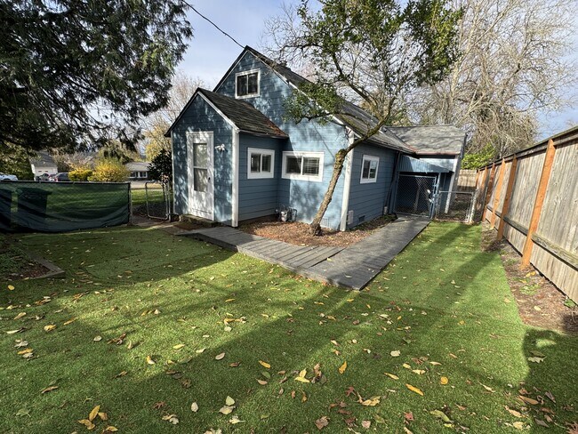 Building Photo - 8950 SW 69th Ave