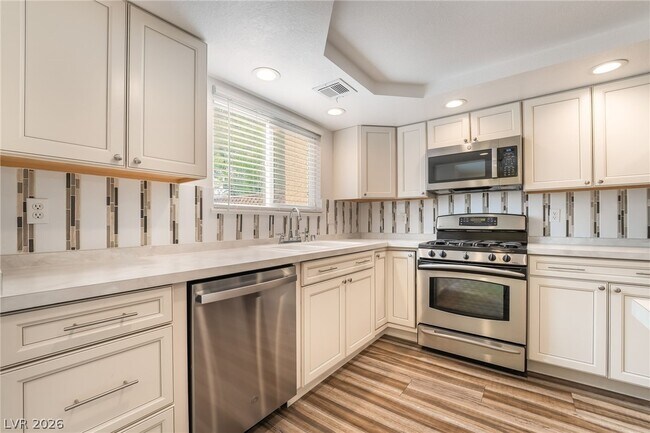 Building Photo - 3949 S Torrey Pines Dr