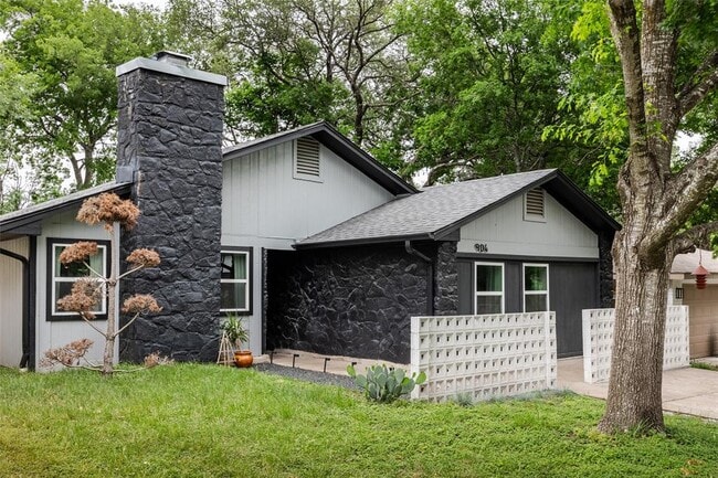 Building Photo - 904 Acorn Oaks Dr