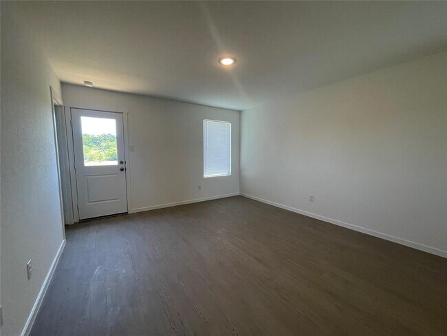 Building Photo - 202 Pastar Fls