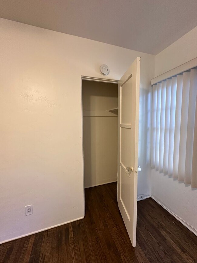 Building Photo - 505 W Maple St