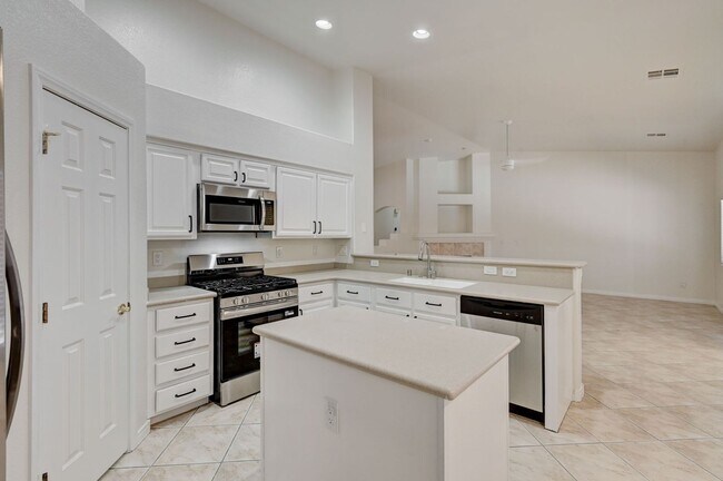 Building Photo - Beautiful 3 Bedroom Single Story Home in A...