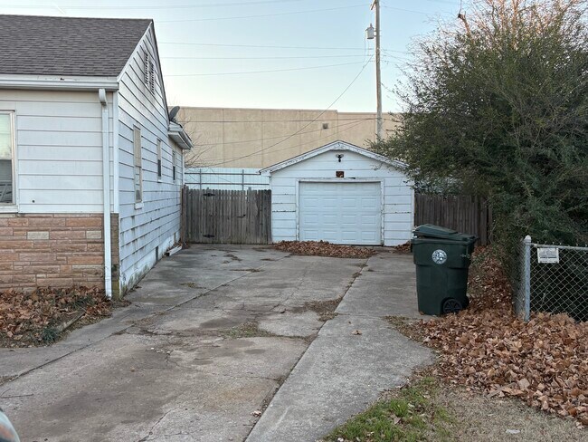 Building Photo - 1421 E Lockheed Ct