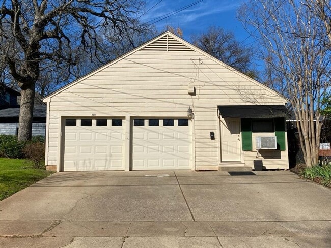Primary Photo - 207 W Phillips St