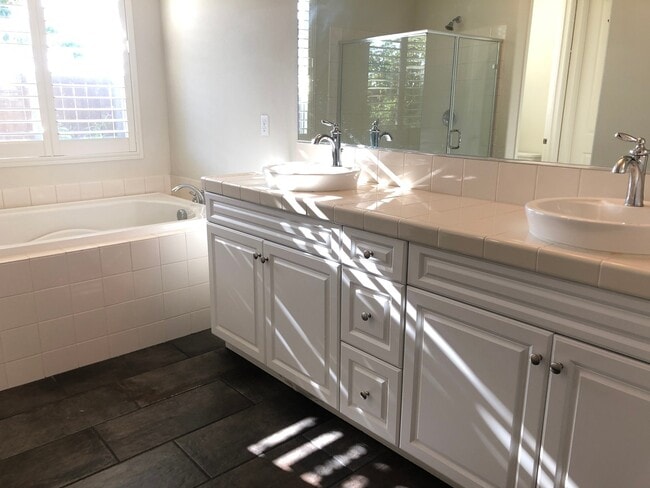 Building Photo - Stunning 4-Bedroom Home in the Desirable Gated Community of Laurel Point