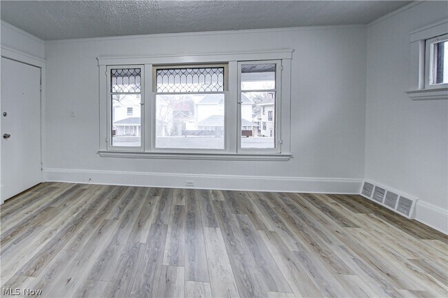 Building Photo - 1931 W 74th St