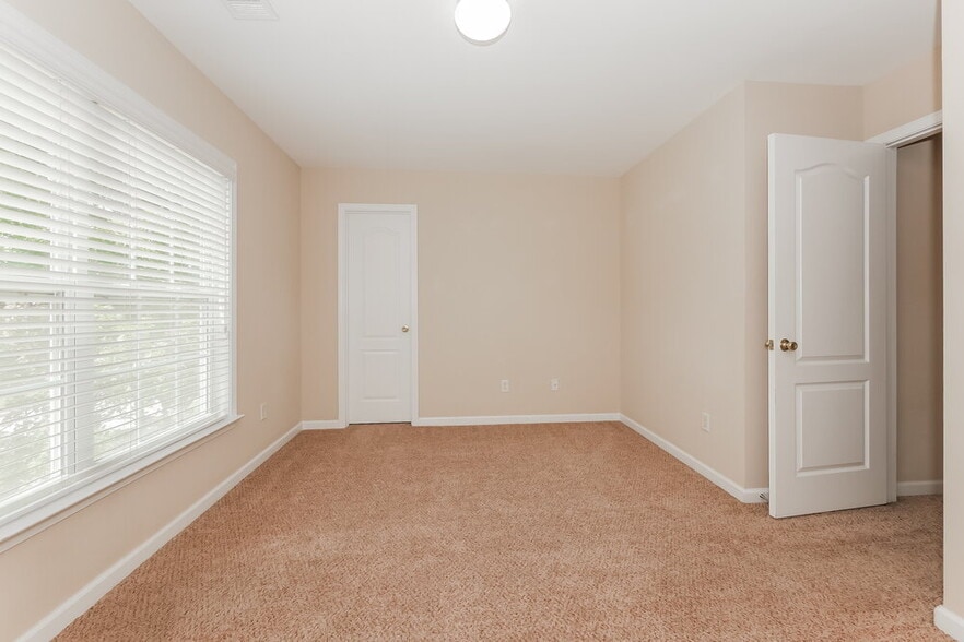 Building Photo - 2505 Mockingbird Ln