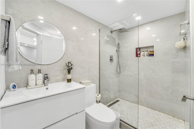 Building Photo - 999 Brickell Bay Dr