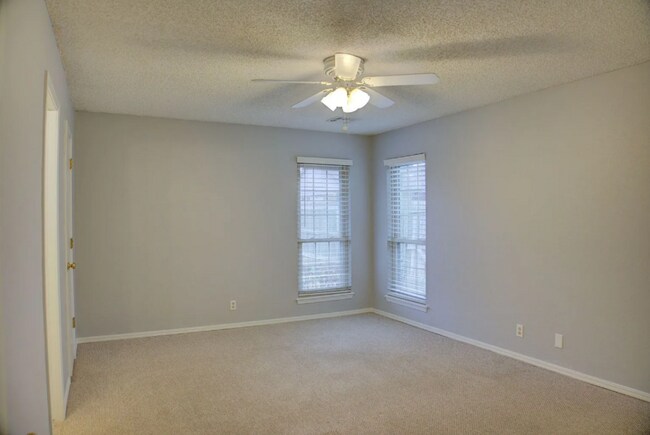 Building Photo - 3-Bed, 2-Bath in BA!