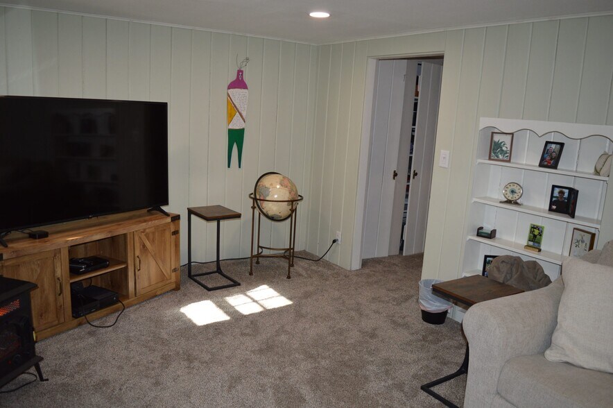 Building Photo - 4145 Hiawatha Dr