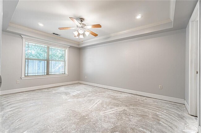 Building Photo - 802 Baker St NW