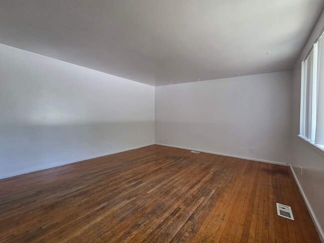 Building Photo - 724 30th St