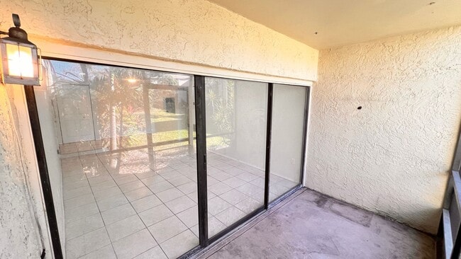 Building Photo - 1/1 Ready for Move In! Heart of Orlando Gated Community with Amenities!