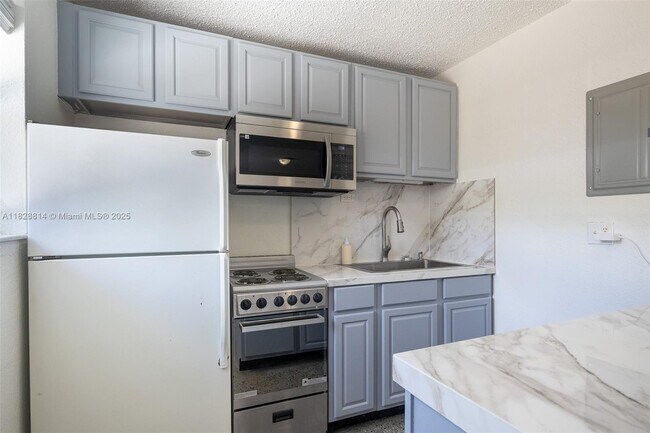 Building Photo - 605 SW 14th Terrace