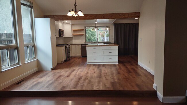 Building Photo - 1617 Oakview Dr