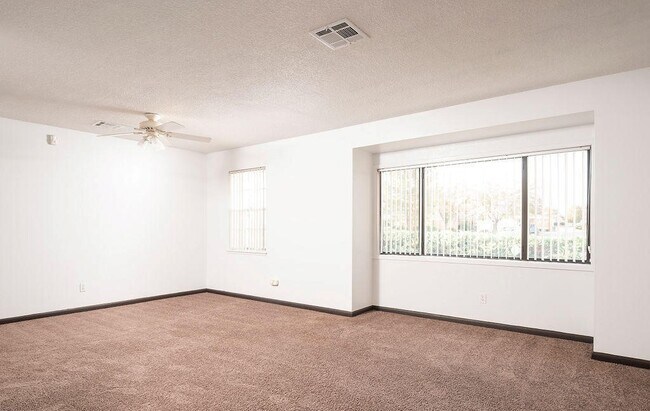 Building Photo - 2955 Huntington Dr