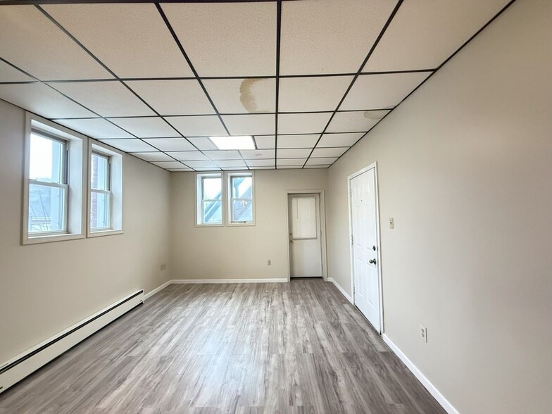 Building Photo - 132 E Main St