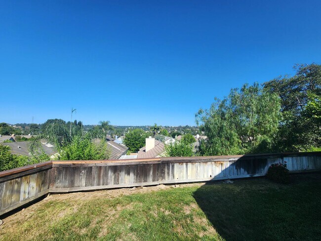 Building Photo - Sunset View! 3 Bedroom 2 Bath Home,